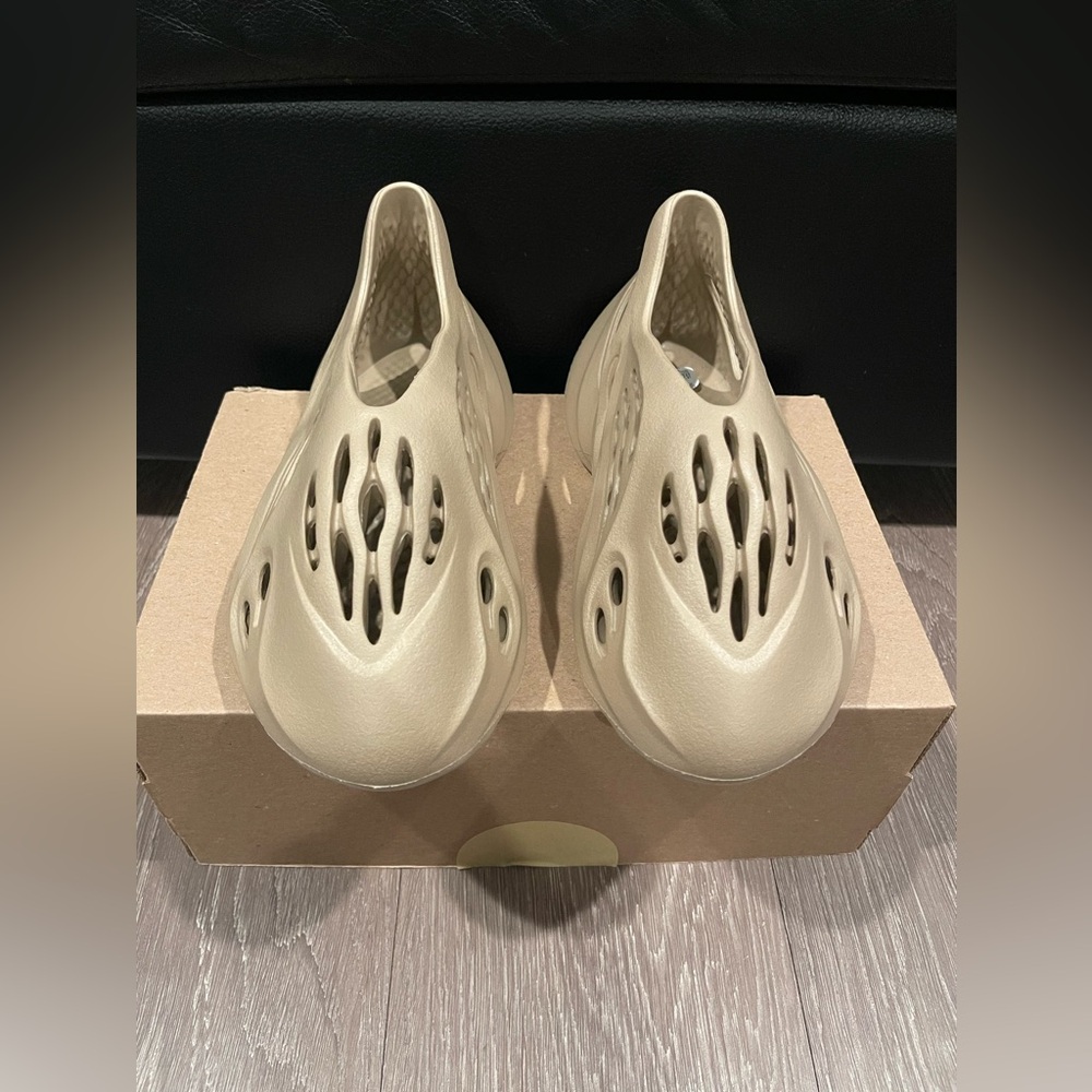 Adidas Yeezy Foam RNNR Mist - Picture 2 of 9